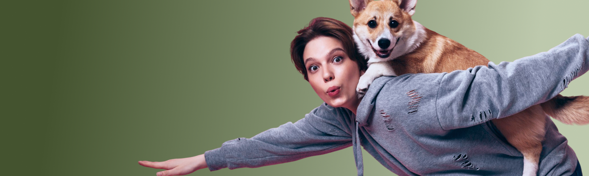 Frau mit Corgi Hund auf dem Rücken vor grünem Hintergrund